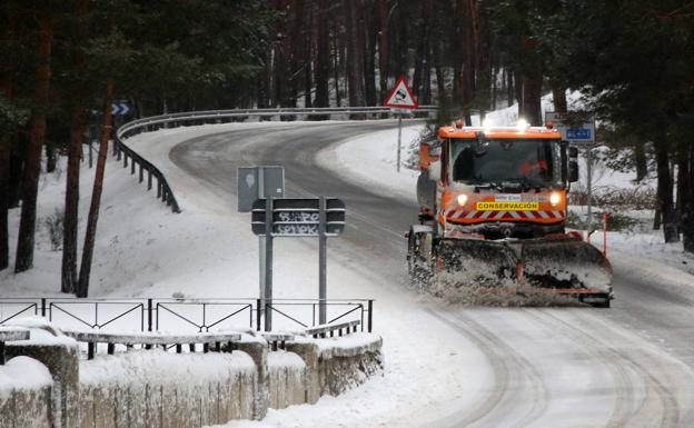 La nieve condiciona el tráfico en la subida al puerto de Navacerrada