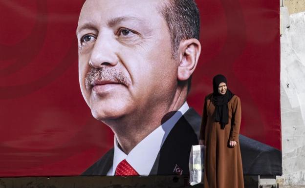 Las asociaciones de mujeres, en pie de guerra contra la ley del velo de Erdogan