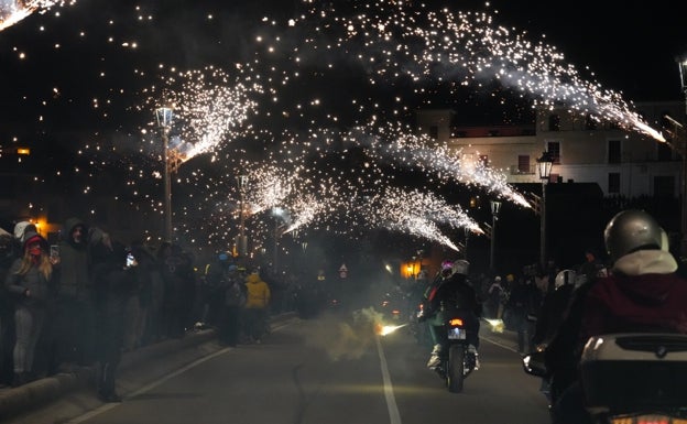 4.500 Motauros iluminan la villa en un desfile de antorchas «mágico»