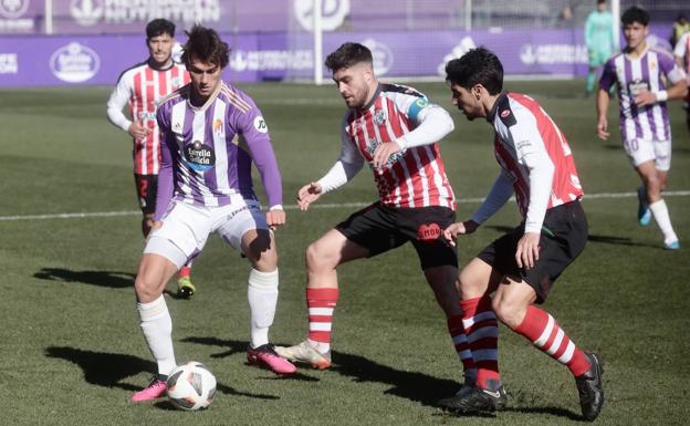 Las imprecisiones defensivas y un penalti polémico condenan al Promesas