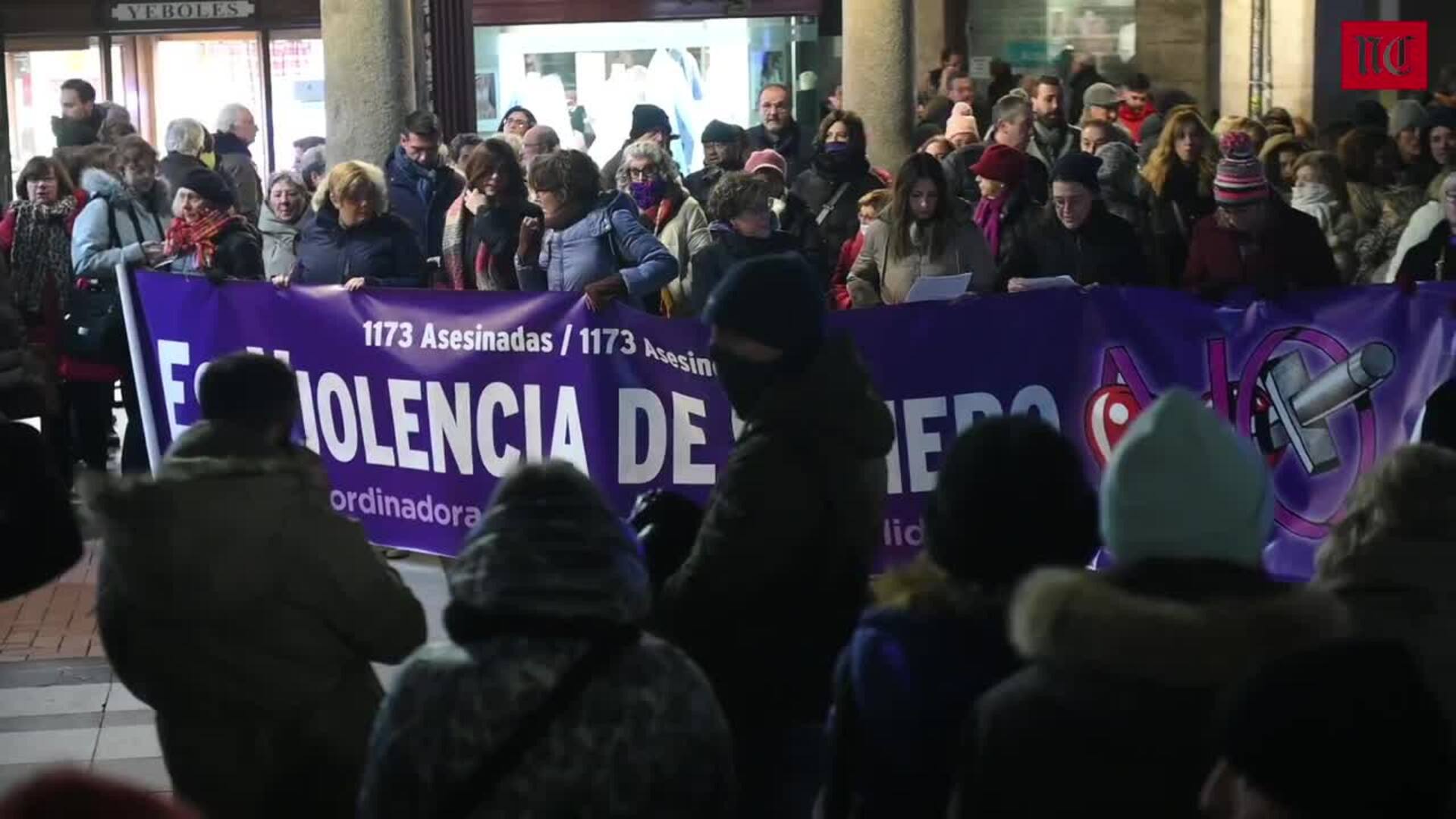 Concentración en Valladolid por el asesinato de una mujer y su hija