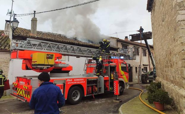 Rescatan a una anciana tras arder su vivienda