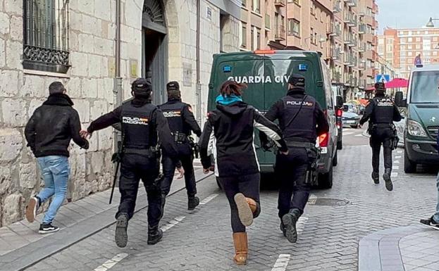 El autor del doble crimen machista asesinó primero a la niña de múltiples cuchilladas