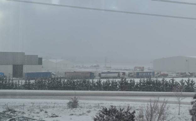 La nieve obliga a embolsar camiones en la A-67 en Aguilar de Campoo