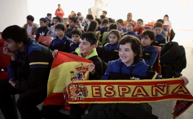 Los alumnos de La Salle vibran y sufren con los 'Hispanos'