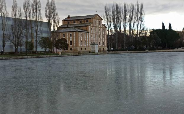 El hielo cubre la dársena de Medina de Rioseco por primera vez este invierno