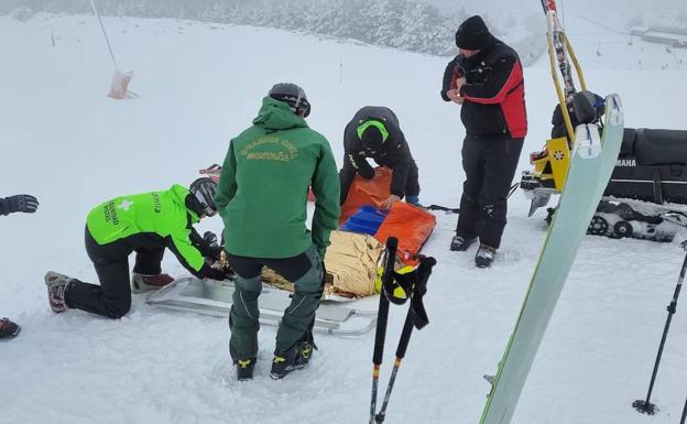 Trasladan al hospital a una esquiadora tras sufrir un golpe en la cabeza en La Pinilla