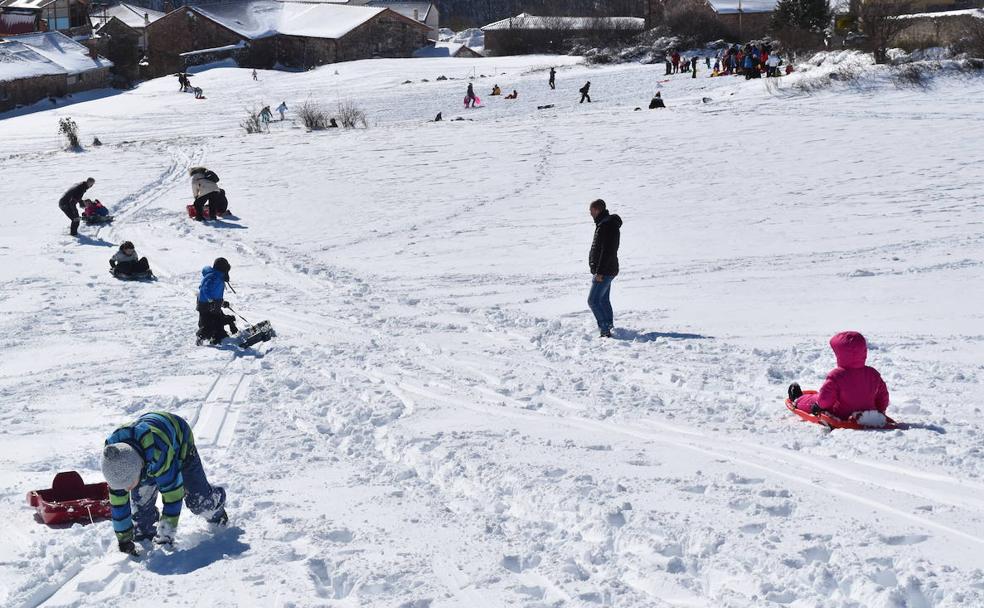 La elevada afluencia turística por el atractivo de la nieve corta el paso hacia El Golobar