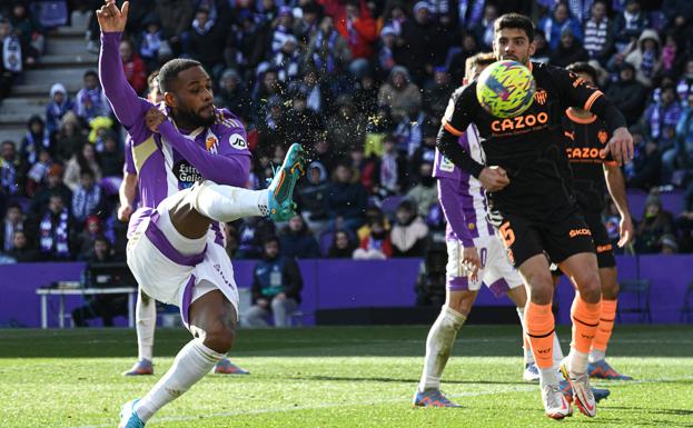 Cyle Larin se corona en su debut con un golazo