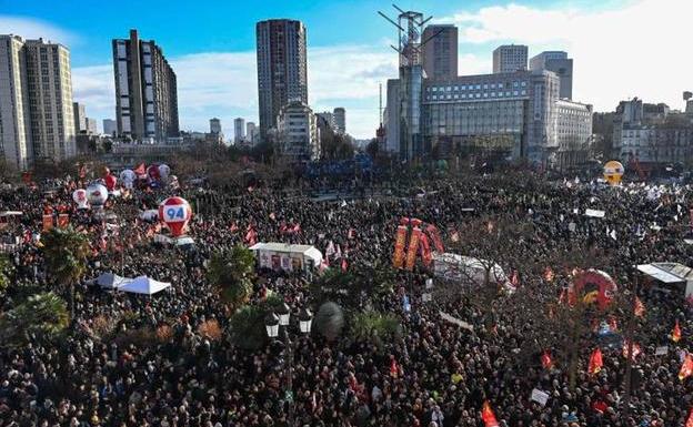 Cerca de dos millones de franceses se movilizan contra la reforma de las pensiones de Macron