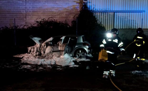 Un incendio calcina un coche aparcado en Arroyo de la Encomienda