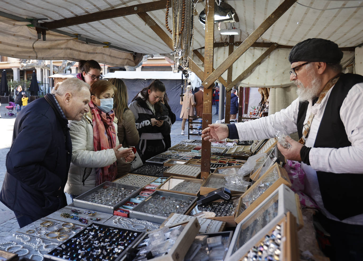 Artesanía y gastronomía en el Mercado de Las Candelas en la Plaza Mayor