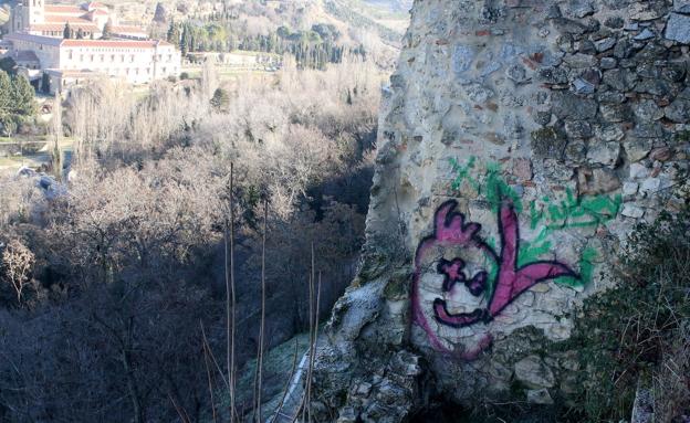 Alaejos amanece con pintadas vandálicas en el cementerio, el polideportivo y la iglesia