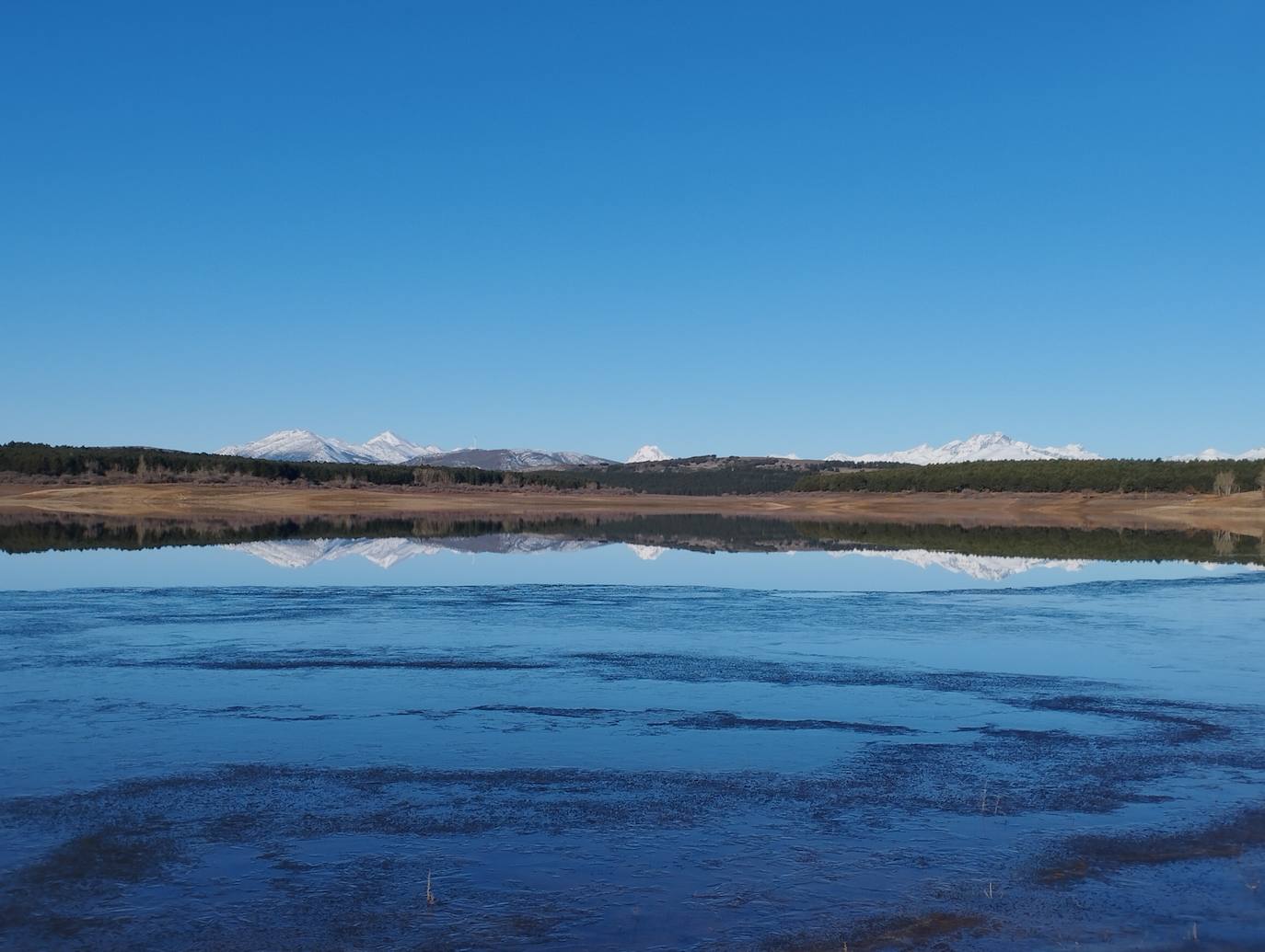 El pantano de Aguilar amanece helado