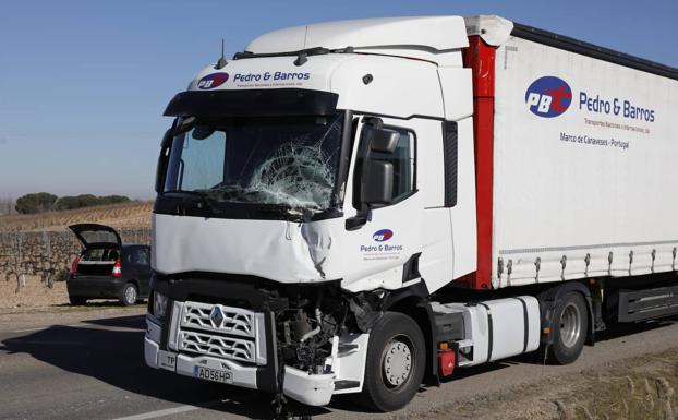 Corte de un carril por la colisión entre un camión y un tractor en la N-122