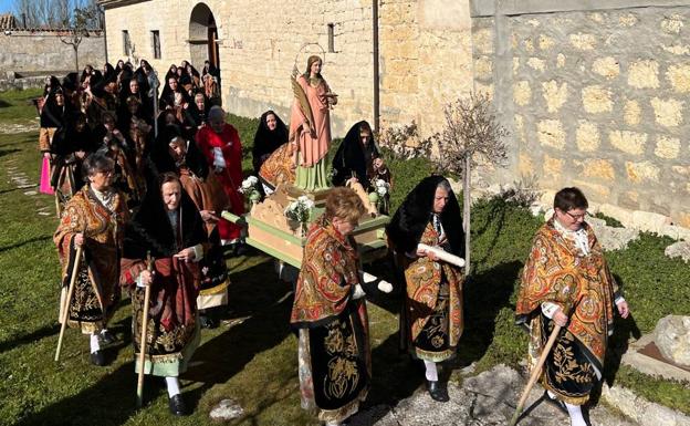 Las águedas de Tiedra procesionan a la santa con el traje antiguo