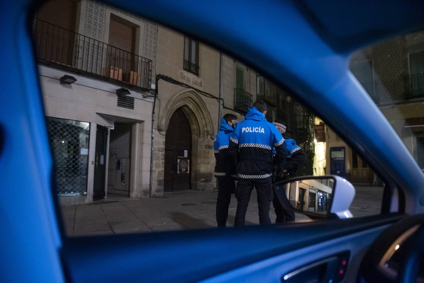 Cuatro policías heridos en un forcejeo con universitarios que estaban de fiesta