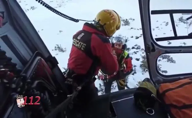 Rescatan a una esquiadora herida en una caída en Puebla de Lillo