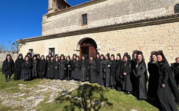 Las águedas de Tiedra visten de negro para recordar a las cofrades difuntas