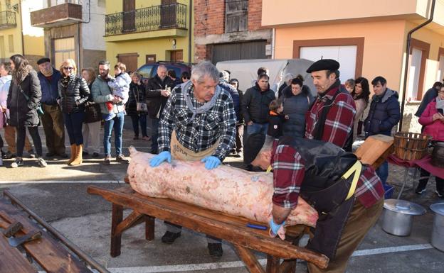 Velilla vive una participativa fiesta de la matanza tradicional
