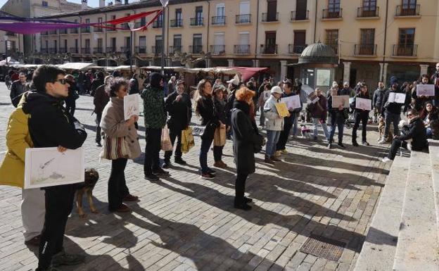 Medio centenar de personas piden en Palencia que se prohíba la caza