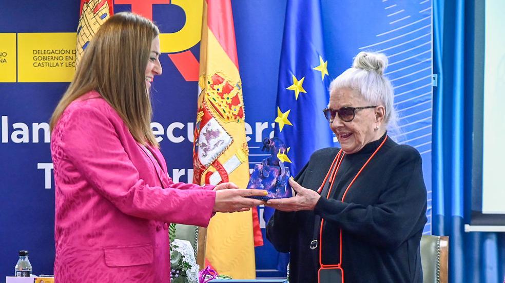 Lola Herrera cuelga el cartel de 'No hay entradas' en el Teatro Principal de Palencia