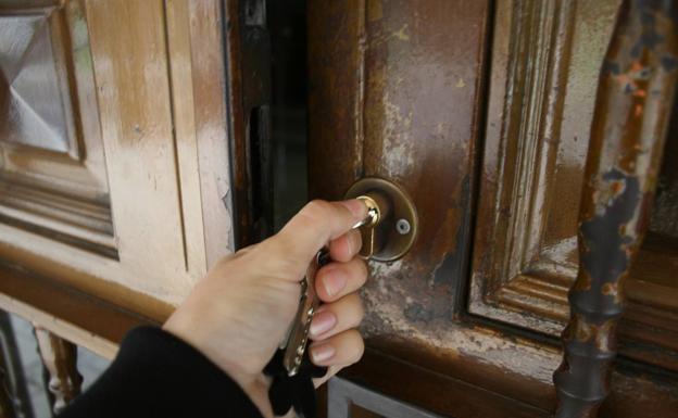 Afectados por inquilinos okupas: «Tengo menos dinero que los que no me pagan el alquiler»