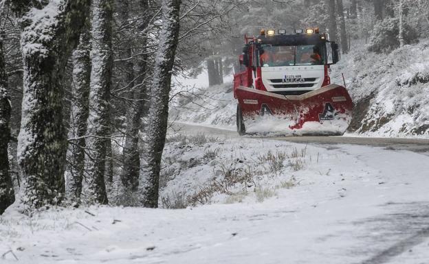 La nieve complica la circulación por la N-403 en Ávila y corta cuatro vías secundarias