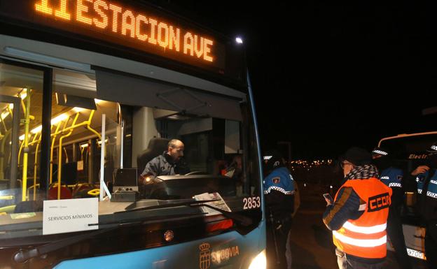 Un vehículo retrasa el trayecto del autobús al AVE y 35 pasajeros pierden el tren