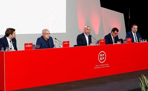 Rubiales persigue «perfeccionar» la candidatura al Mundial 2030