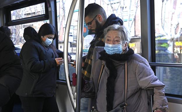 Valladolid se quita a medias la mascarilla en el transporte público