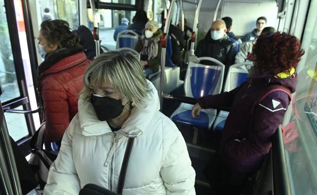 Los usuarios del transporte público, reticentes a quitarse la mascarilla: «Hay mucha gripe»