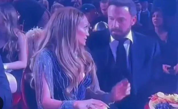 Jennifer López responde a los memes de su 'enfado' con Ben Affleck en los Grammy