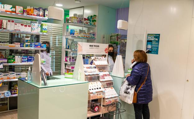Doscientos pacientes rurales reciben ya en casa sus medicinas a través de 45 farmacias