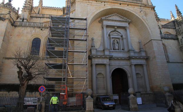 Andamios junto a la puerta de San Frutos anuncian más obras en la Catedral