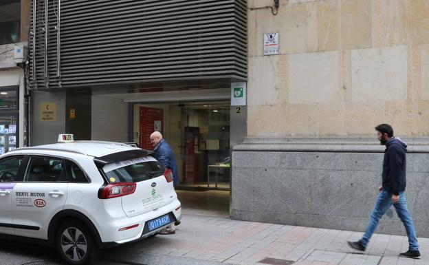 Juzgan en Palencia a un hombre por amenazar con una azada a un vecino de parcela