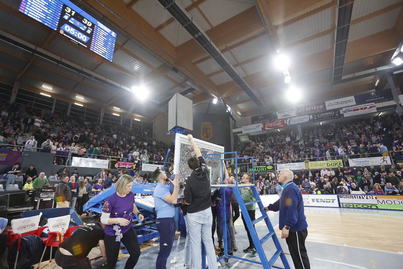 La rotura del tablero de la canasta paraliza la final de la Copa Princesa