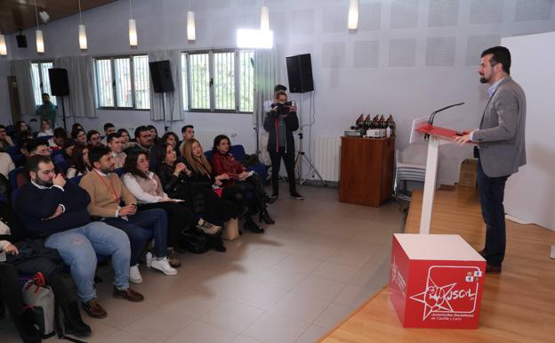 Tudanca afea en Palencia a la Junta que «no piense en los jóvenes ni en el reto demográfico»