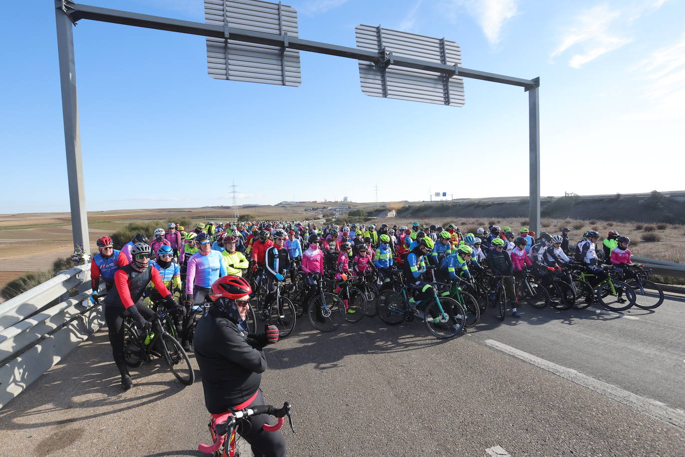 Un tributo en bicicleta convierte en altar el lugar del accidente de Estela Domínguez