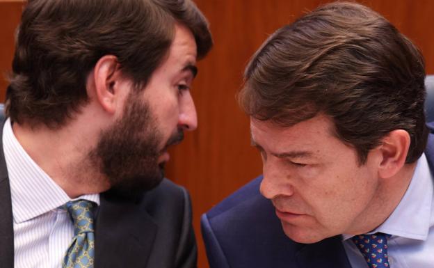 Un ojo, en Vox; el otro, en Gallardo