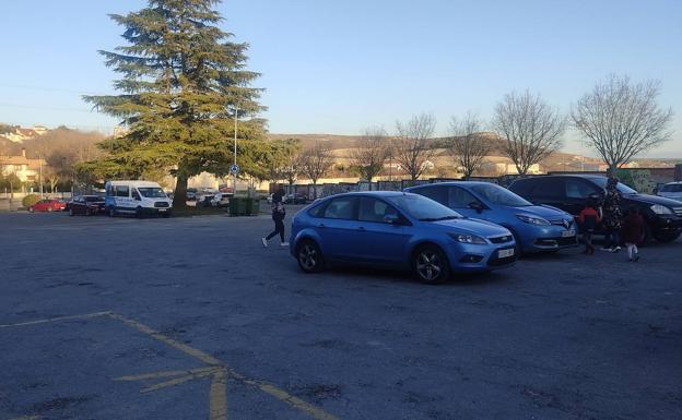 Tráfico estudia regular el estacionamiento en la zona deportiva de Cuéllar