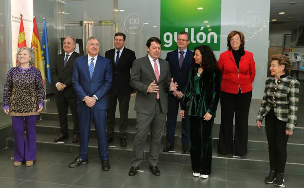 Mañueco visita Gullón y critica a aquellos que «atacan a los empresarios»