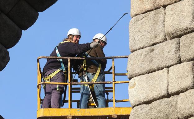 La retirada de las hierbas alcanza las partes más altas del Acueducto
