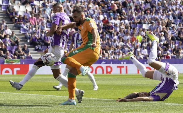 Borja Iglesias pasa por el quirófano y causa baja en el Betis ante el Real Valladolid