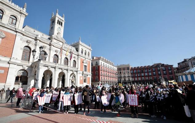 Los coles de Valladolid llenan de disfraces sus patios y la Plaza Mayor