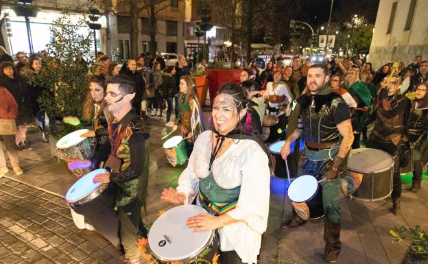 El retumbar de la batucada templa el ambiente en Valladolid