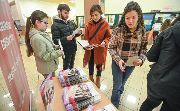 Los futuros universitarios despejan dudas en la UVA: «Vengo a ver si me aclaro»