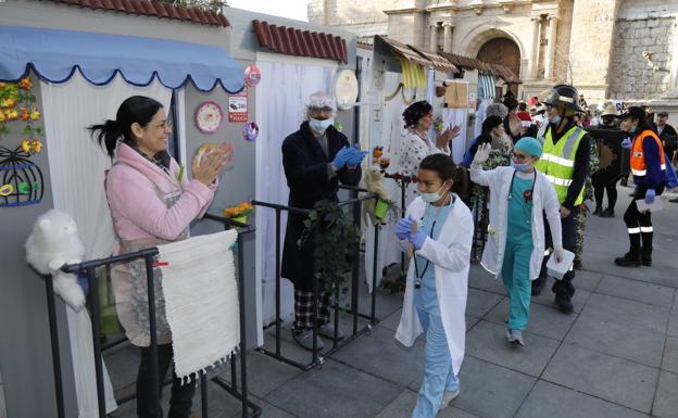 Disfraces sobre dos ruedas para rendir homenaje a Don Carnal en Valladolid