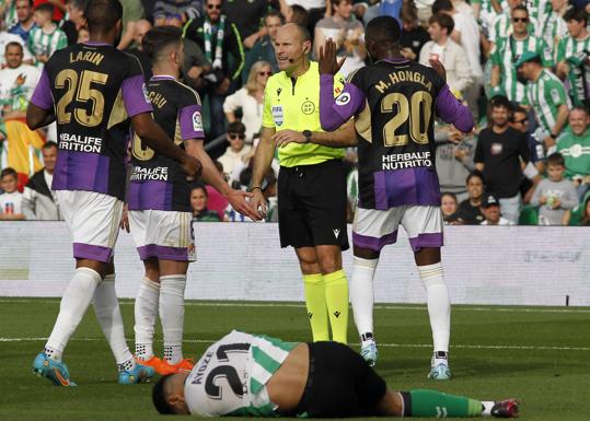 Mateu, hablador y mal con las tarjetas