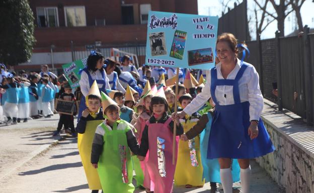 Los escolares de Cuéllar anuncian la llegada del carnaval con sus pasacalles y disfraces